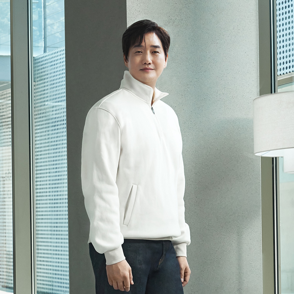 [유지태 착용 남성 사각기모 배색 하프 반집업 풀오버